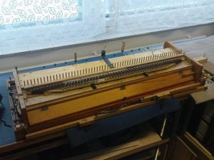 Äänipöytä Äänipöytä. Päällä olevat metallit ovat osa kertauskoneistoa